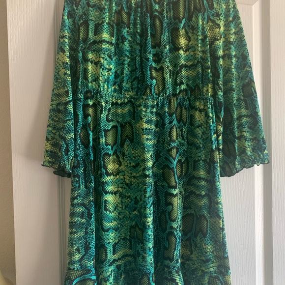 Super Cute Dress💚🖤 - Picture 2 of 4